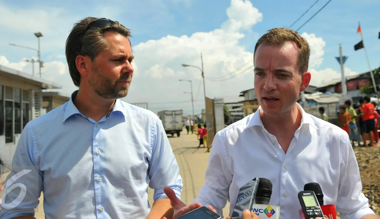 Menteri Lingkungan dan Pangan Denmark, Esben Lunde Larsen (kanan) memberi keterangan saat mengunjungi Muara Angke, Jakarta, Senin (11/4/2016). Kedatangan Esben untuk melihat kondisi sampah di pinggiran Pantai Muara Angke. (Liputan6.com/Yoppy Renato)