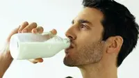Salah satu manfaat susu sebelum tidur adalah membuat anda rileks pada esok harinya (Sumber foto: infobacaan.com)