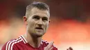 Pemain Manchester United, Matthijs de Ligt memberikan tepuk tangan setelah laga lanjutan Liga Inggris 2024/2025 melawan Brentford di Old Trafford, Manchester, Sabtu (19/10/2024). (AP Photo/Dave Thompson)