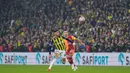Pemain Fenerbahce, Youssef En-Nesyri (kiri) berebut bola dengan pemain Galatasaray, Abdulkerim Bardakci dalam laga lanjutan Liga Super Turki 2025/2026 antara Fenerbahce melawan Galatasaray di Chobani Stadium, Istanbul, Turki, Senin (01/12/2025) waktu setempat. (AP Photo/Khalil Hamra)