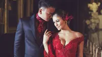 Mesranya Agnez Mo dan Pacar dalam Kebaya Seksi Anne Avantie