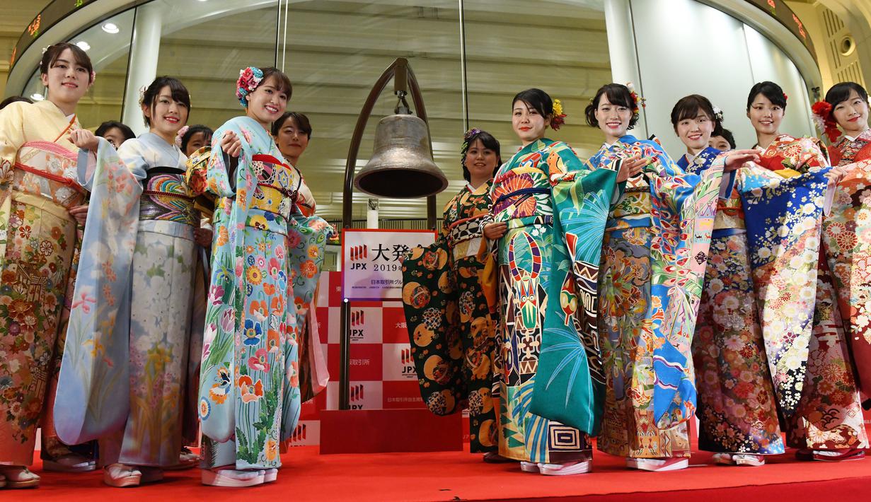 Foto Sederet Gadis Berkimono Ramaikan Pembukaan Bursa Efek Tokyo Global Liputan6 Com