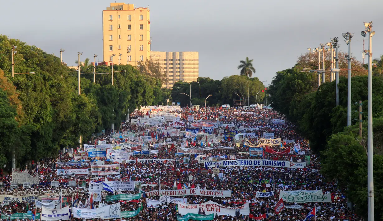 Ribuan orang melakukan long march di Havana Revolution Square saat menggelar aksi pawai di peringatan May Day 2016 atau Hari Buruh Sedunia di Havana, Kuba, Minggu (1/5). (REUTERS/Enrique de la Osa)