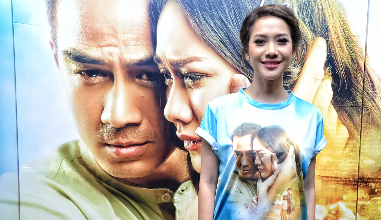 "Dari segi drama adegan berat-berat. Ada Joe Taslim, ada Lukman Sardi. Harus menghadapi Lukman Sardi beda sekali, itu berat sih. Dan dialognya banyak yang panjang-panjang," ujar Bunga, Plaza Indonesia, Jakarta Pusat, Rabu (31/5).(Adrian Putra/Bintang.com)