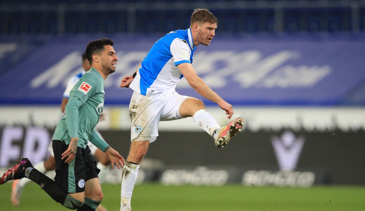 Fabian Klos. Striker Arminia Bielefeld asal Jerman ini telah tampil dalam 323 laga dalam 10 tahun terakhir di Liga Jerman, bahkan ketika timnya masih menghuni Divisi 3 pada musim 2011/2012. Musim ini adalah musim pertama Arminia Bielefeld berkiprah di Divisi Utama. (AFP/Wolfgang Rattay/Pool)