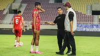 Legenda Timnas Indonesia, Muhammad Hanafing, saat mulai bertugas bersama tim barunya, Persis Solo, menjelang duel melawan PSS Sleman dalam lanjutan BRI Liga 1 2024/2025. (Bola.com/Radifa Arsa)