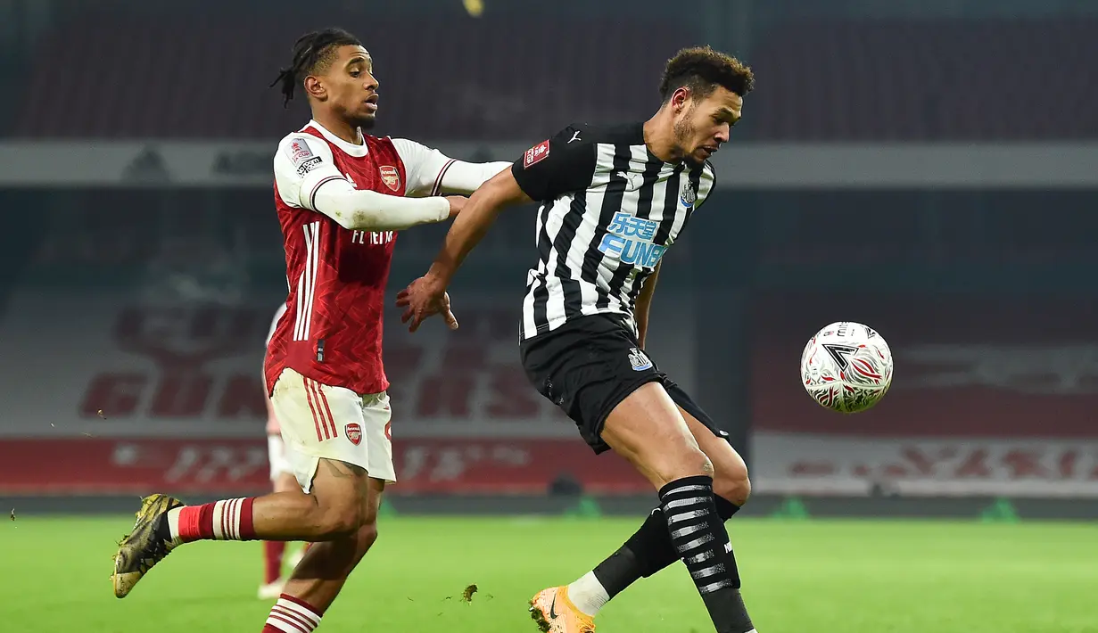 Striker Newcastle United, Joelinton (kanan) menguasai bola dibawah tekanan gelandang Arsenal, Reiss Nelson dalam laga babak ke-3 Piala FA 2020/21 di Emirates Stadium, Sabtu (9/1/2021). Newcastle United kalah 0-2 dari Arsenal melalui extra time. (AFP/Glyn Kirk/Pool)
