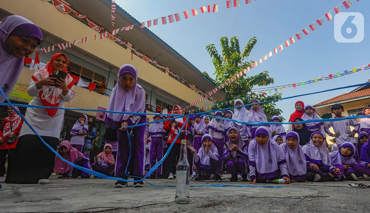 Sejumlah lomba digelar di sekolah tersebut untuk memeriahkan hari kemerdekaan RI yang akan datang. (merdeka.com/Arie Basuki)