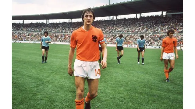 Momen klasik yang diunduh dari FIFA TV kali ini adalah tentang pahlawan sepak bola Belanda bernama Johan Cruyff. Ia terkenal sebagai figur jenius namun kontroversial.
