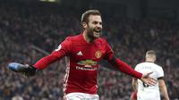 Selebrasi Juan Mata usai mencetak gol pertama Manchester United (MU) ke gawang Watford dilakukan dengan mencopot sepatunya. (Nick Potts/PA via AP)