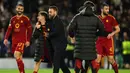 Pelatih kepala AS Roma, Daniele De Rossi (tengah) merayakan dengan para pemainnya di akhir pertandingan leg kedua babak 16 besar Liga Europa melawan Brighton and Hove Albion FC, di Stadion Amex di Brighton, Inggris, Kamis, 14 Maret 2024. Roma kalah dalam pertandingan tersebut tetapi menang agregat 4-1. (AP Photo/Ian Walton)