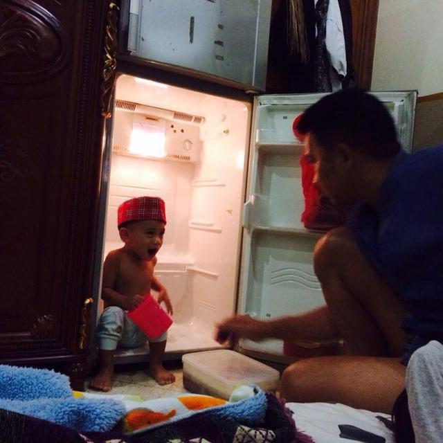 Efek Cuaca Panas, 6 Tingkah Bocah 'Ngadem' di Kulkas Ini Kocak