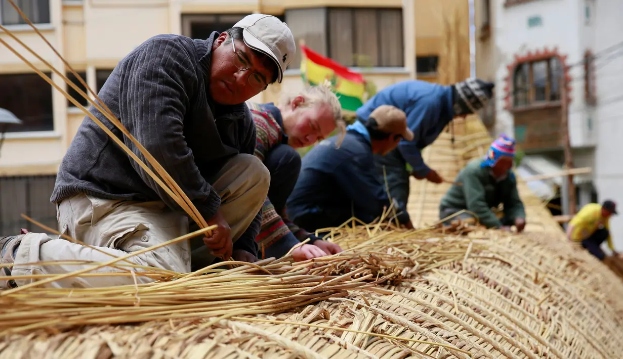 Pekerja merajut bagian atas perahu 'Viracocha III' yang terbuat dari buluh totora di kota La Paz Bolivia, Rabu (19/10). Perahu ini akan digunakan mengarungi Samudera Pasifik selama enam bulan dari Cile ke Australia. (Reuters/David Mercado)