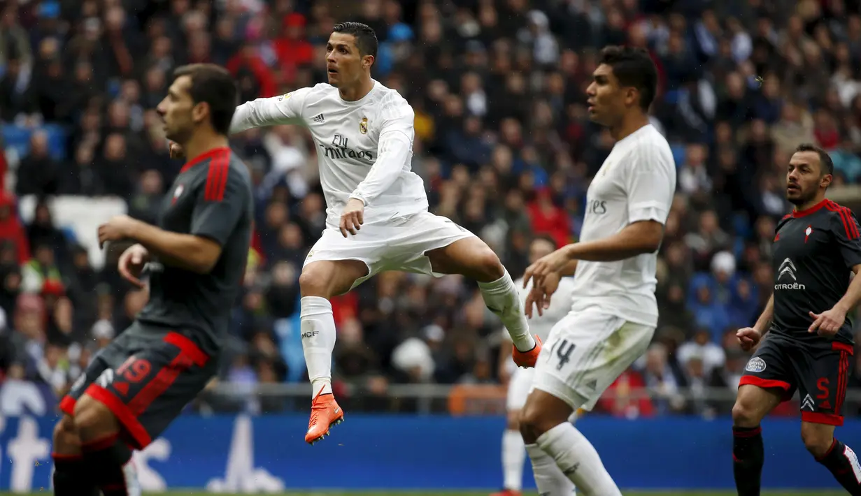 Aksi Cristiano Ronaldo saat melawan Celta Vigo, Spanyol, Sabtu (5/3/2016). Dengan quattrick kontra Celta, berarti top scorer sepanjang masa Madrid itu sudah mencapai milestone istimewa ini (Reuters/Susanna Vera)  