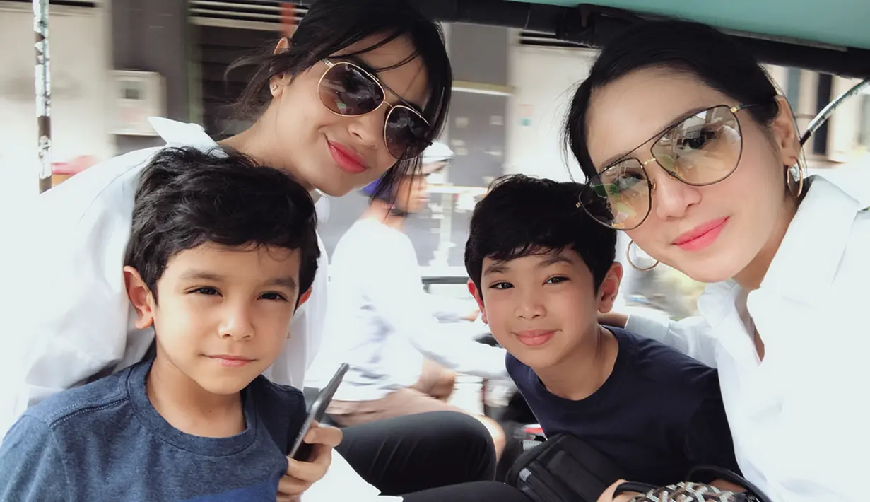 Bunga Zainal sendiri yang sekarang telah berusia 32 tahun hanya terpaut usia 14 dari putri sambungnya yang sekarang baru berusia 18 tahun pada Januari 2019 kemarin. Sosok Bunga Zainal yang cantik juga jadikan keduanya seperti kakak adik. (Liputan6.com/IG/@bungazainal05)