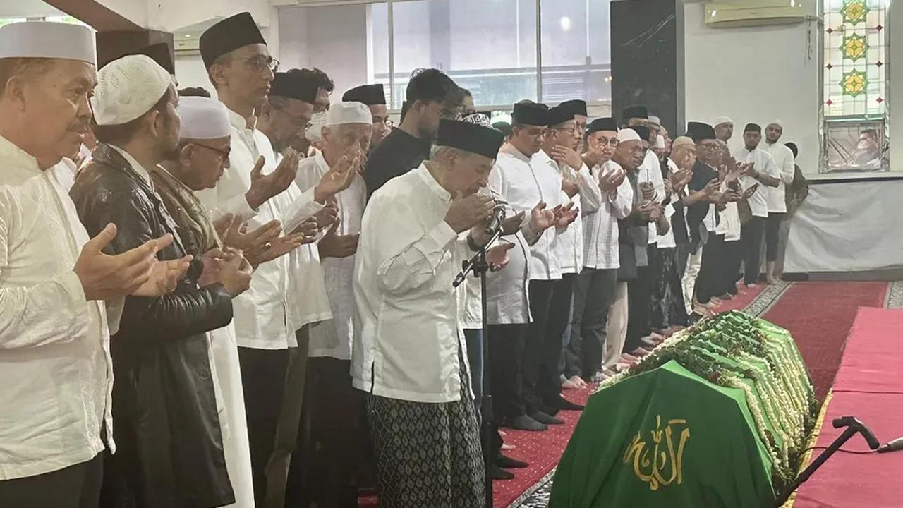 Potret Khusyuk Quraish Shihab Imami Salat Jenazah Suami Najwa Shihab Ibrahim Assegaf