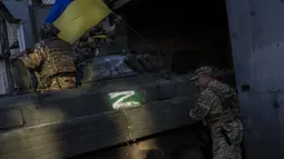 Prajurit Ukraina memarkir BMP-2 Rusia, kendaraan tempur infanteri, di daerah Kharkiv, Ukraina timur, Minggu, 29 Mei 2022. Militer Ukraina telah memulihkan kendaraan tempur Rusia yang ditinggalkan di garis depan guna diperbaiki dan digunakan untuk tujuan mereka. keuntungan. (AP Photo/Bernat Armangue)