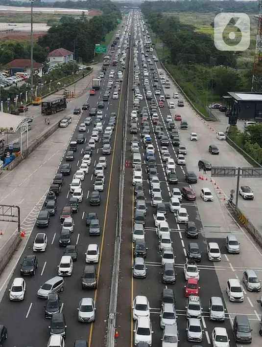 <p>Foto udara memeperlihatkan kendaraan pemudik terjebak kemacetan ketika hendak memasuki Gerbang Tol Cikampek Utama, Jawa Barat, Sabtu (30/4/2022). Pada H-2 Lebaran ini, sejumlah rekayasa lalu lintas masih diberlakukan di ruas tol trans jawa baik sistem contraflow hingga one way guna mengatasi kepadatan lalulintas. (Liputan6.com/Herman Zakharia)</p>