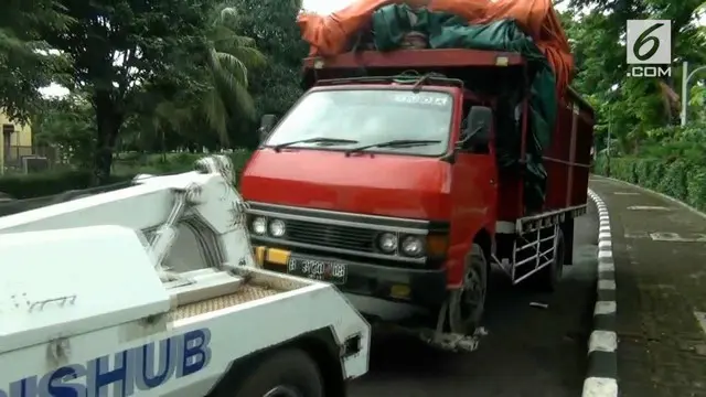 VIDEO: Sopir Mencoba Kabur Saat Truknya Diderek Petugas
