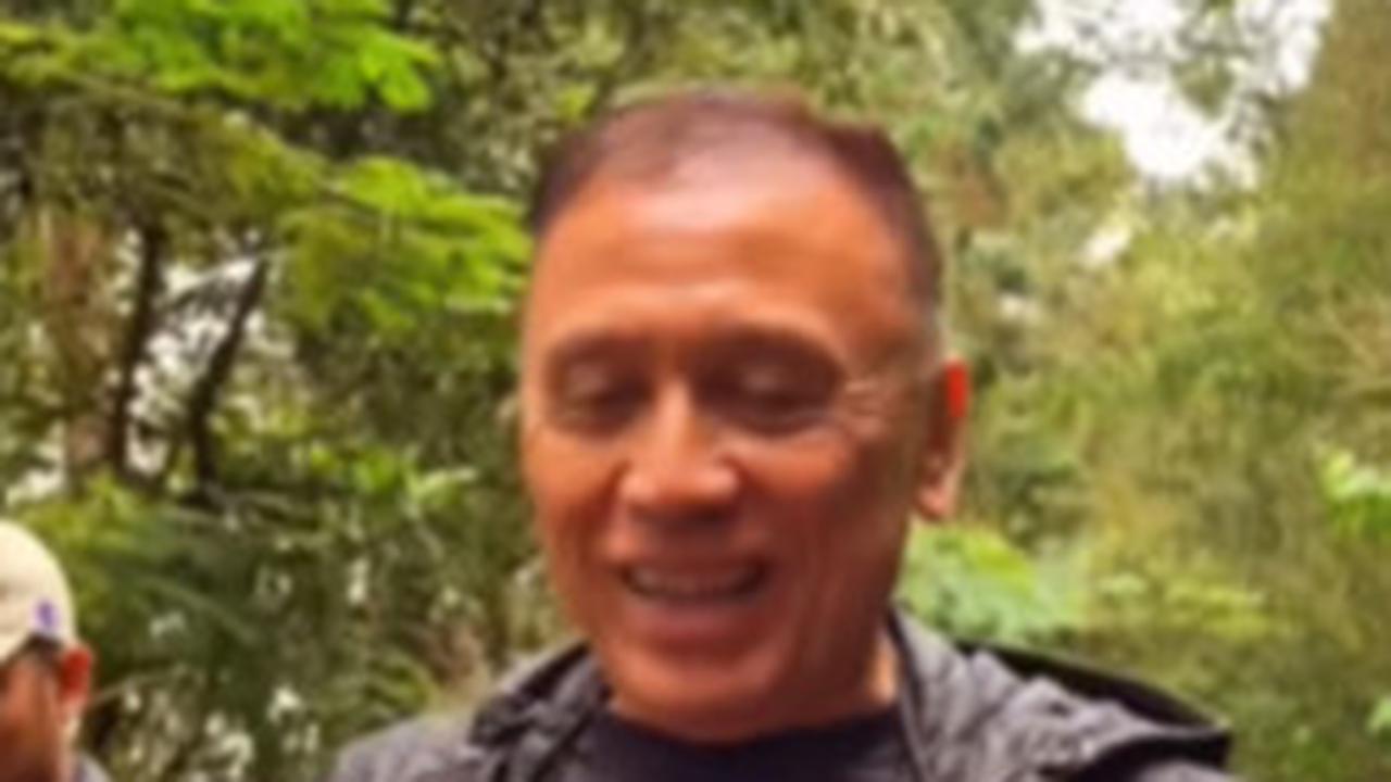 Mobil Pensiunan Komjen Polri Nyangkut saat Off Road, Terpaksa Jalan Kaki Gendong Cucu Nyaris Terpeleset