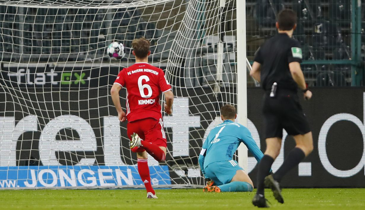 Kiper Bayern Munich, Manuel Neuer gagal menjangkau tendangan gelandang Borussia Moenchengladbach, Florian Neuhaus dalam laga lanjutan Liga Jerman 2020/21 pekan ke-15 di Borussia Park, Jumat (8/1/2021). Bayern Munich kalah 2-3 dari Moenchengladbach. (AFP/Wolfgang Rattay/Pool)