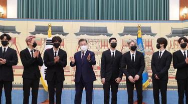 Pertemuan grup boyband BTS dengan Presiden Moon Jae-in dalam rangka penyerahan paspor diplomatik.