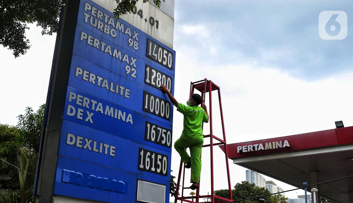 Petugas merubah angka harga bahan bakar jenis pertamax di SPBU di Jakarta, Selasa (3/1/2023). Kementerian Badan Usaha Milik Negara (BUMN) hari ini resmi mengumumkan penurunan harga bahan bakar minyak jenis Pertamax (RON 92) Pertamina dari sebelumnya Rp13.900 per liter menjadi Rp12.800 per liter atau turun senilai Rp1.100 per liter. (Liputan6.com/Angga Yuniar)