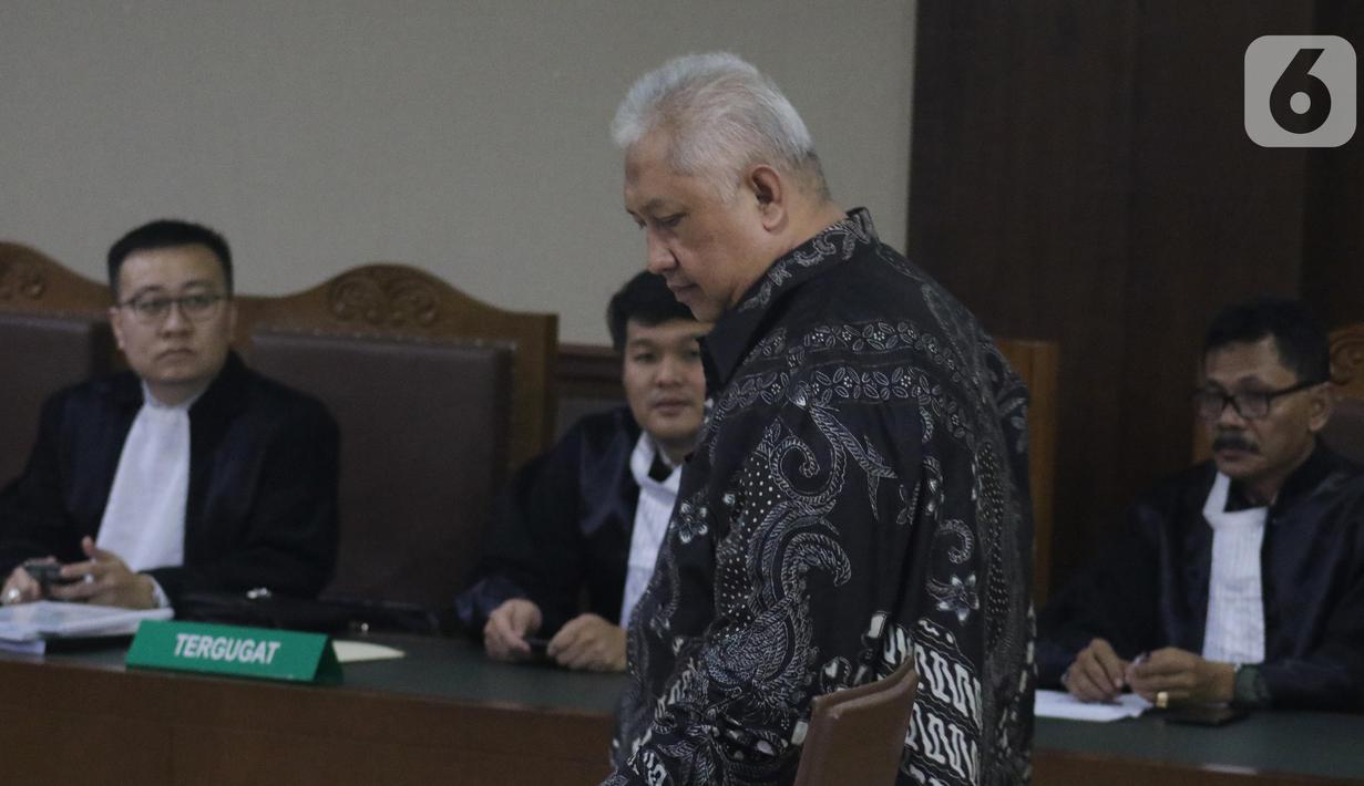 Terdakwa suap pengadaan barang di Badan Keamanan Laut (Bakamla), Erwin Syaaf Arief saat menjalani sidang putusan di Pengadilan Tipikor, Jakarta, Senin (14/10/2019). Majelis Hakim menyatakan Erwin Syaaf Arief bersalah dan dihukum 2,5 tahun penjara, denda Rp100 juta. (Liputan6.com/Helmi Fithriansyah)