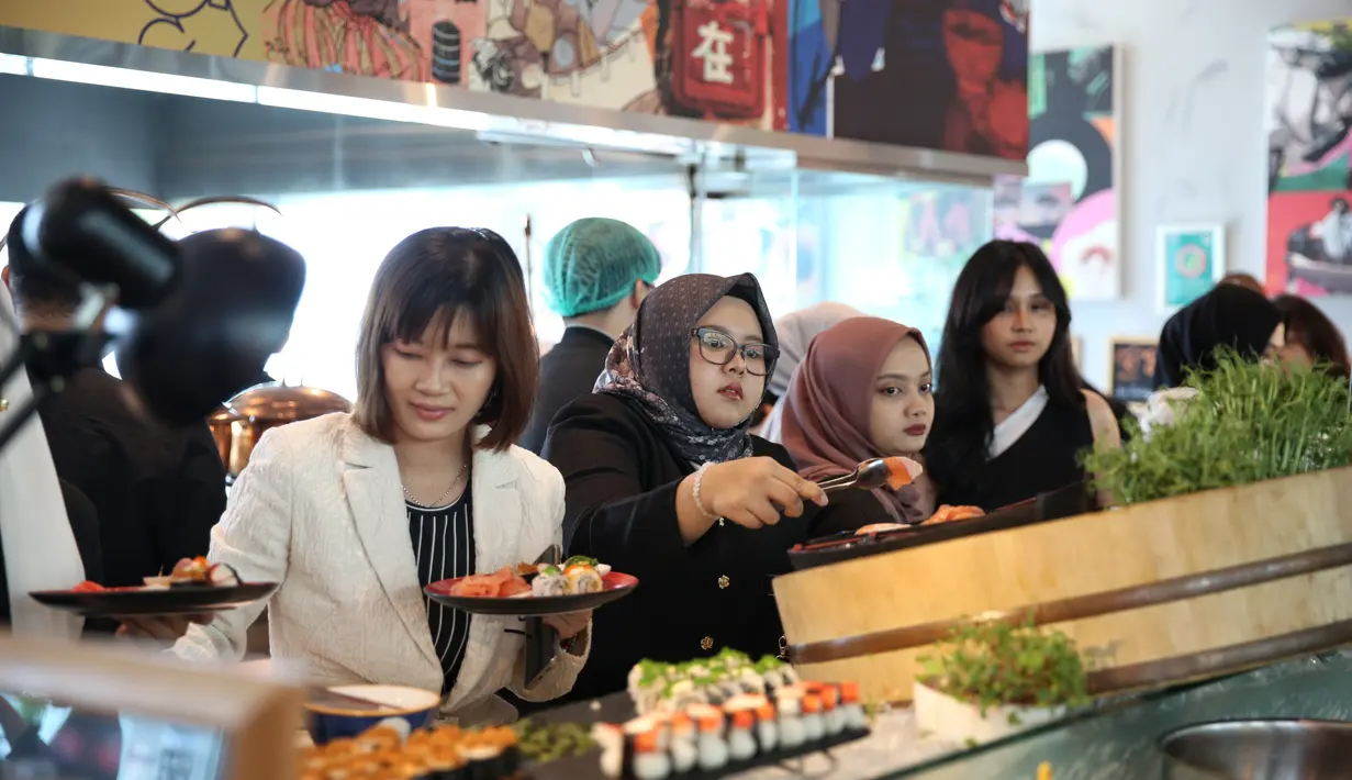 Deretan menu khas buffet pun tersaji untuk menemani nuansa weekend yang santai. Mulai dari Japanaese Cuisine, Western, Indian, hingga dessert yang menggugah selera