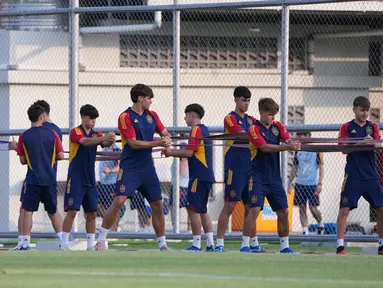 Pesepakbola Timnas Spanyol U-17 mengikuti latihan jelang pertandingan lanjutan Grup B Piala Dunia U-17 2023 di Lapangan Banyuanyar, Solo, Jawa Tengah, Minggu (12/11/2023). (doc.LOC WCU17/RKY)