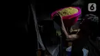 Pekerja mengangkat kedelai untuk produksi tahu tempe di Jakarta, Selasa (15/4/2025). (Liputan6.com/Herman Zakharia)