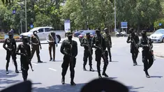 Tentara Sri Lanka berjaga-jaga mencegah pengunjuk rasa oposisi memasuki alun-alun Kemerdekaan di Kolombo, Minggu (3/4/2022). Anggota parlemen oposisi berkumpul memprotes langkah presiden memberlakukan jam malam dan keadaan darurat di tengah memburuknya situasi krisis ekonomi. (AP/Eranga Jayawardena)