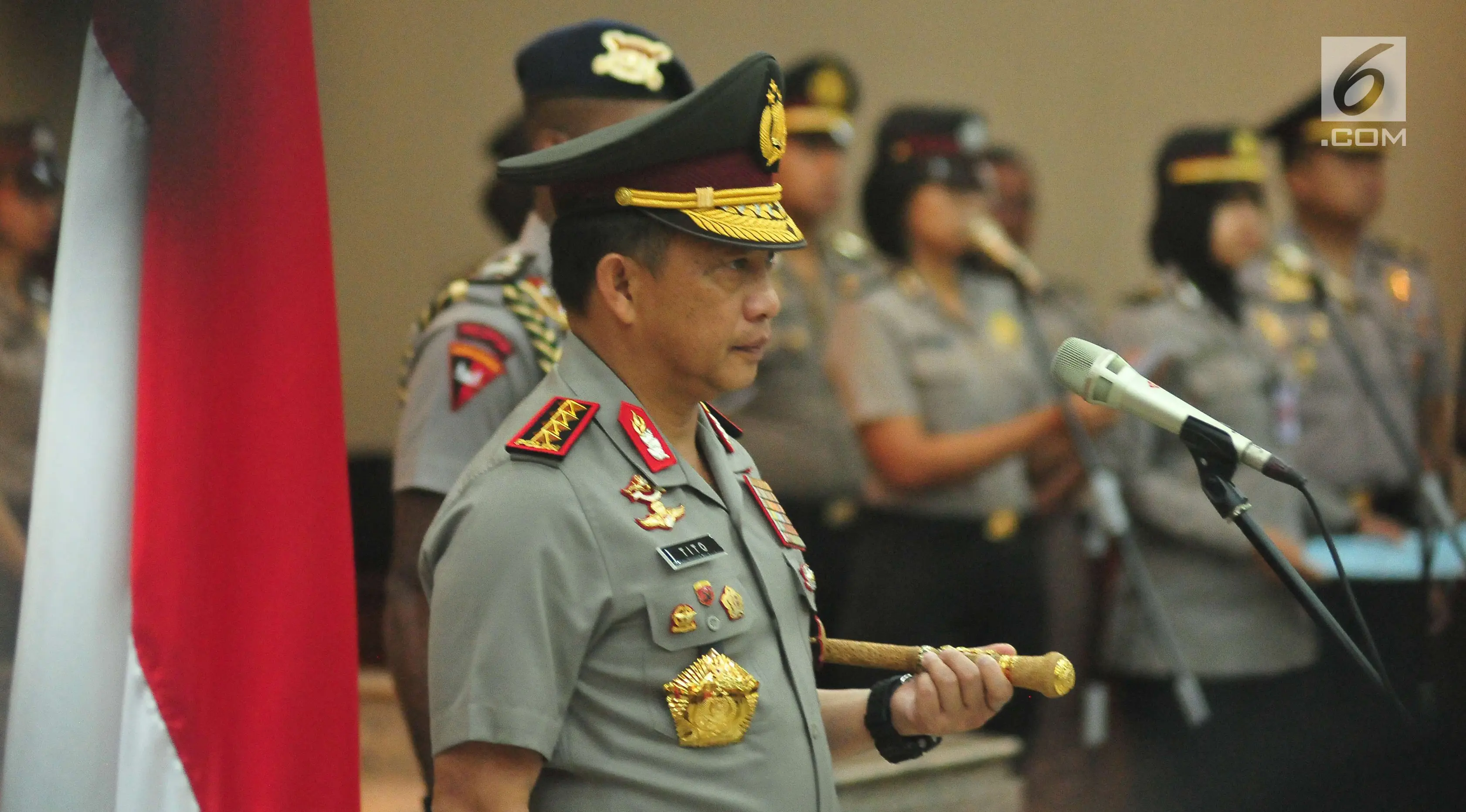 Kapolri Jenderal Tito Karnavian memimpin upacara serah terima Jabatan lima kapolda di Gedung Rupatama Mabes Polri, Jakarta, Selasa (5/9). Selain lima Kapolda, Tito juga menaikkan pangkat 11 orang pejabat tinggi Polri lainnya. (Liputan6.com/Helmi Afandi)