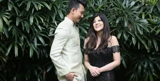 Terpaut usia 11 tahun ternyata bukan masalah untuk cinta Dita Soedarjo untuk Deny Sumargo. (Nurwahyunan/Bintang.com)