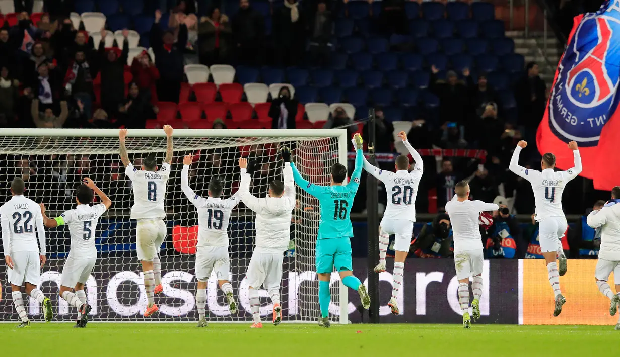 Pemain Paris Saint-Germain merayakan kemenangan usai laga melawan Galatasaray pada pertandingan Grup A Liga Champions di Stadion Parc des Princes, Paris, Prancis, Rabu (11/12/2019). PSG menang 5-0. (AP Photo/Michel Euler)