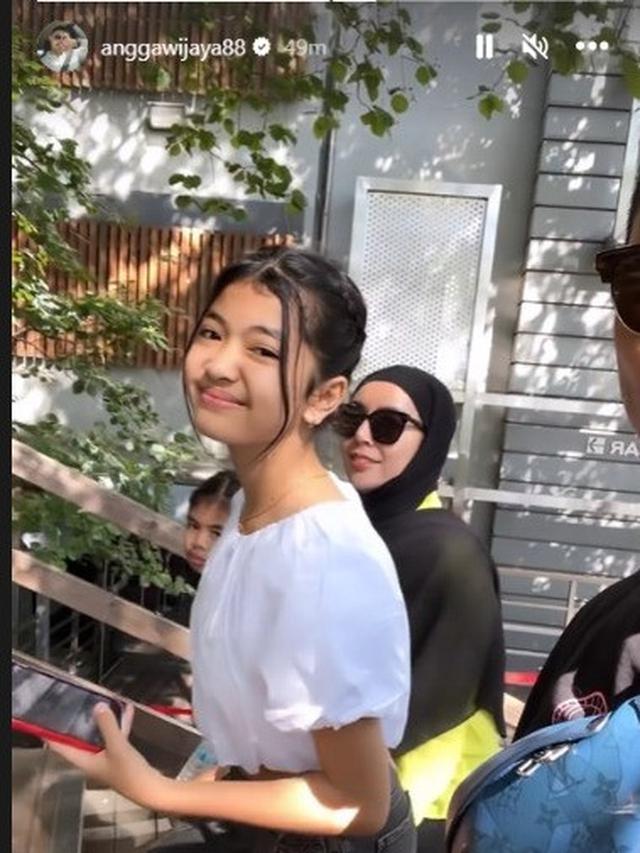 Potret Angga Wijaya Liburan Bareng Anak dan Istri di Korea, Penuh Cinta