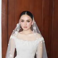 Ia mempercayakan riasannya pada makeup artist internasional Archangela Chelsea, yang dikenal dengan signature glowing complexion khas Armani Beauty. [@archangelachelsea].