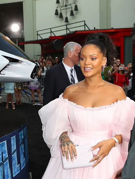 Seperti yang dikatakan seorang sumber, keluarga dan teman-teman Rihanna mengharapkan adanya akhir cerita yang bahagia seperti layaknya cerita negeri dongeng antara Rihanna dan Chris Brown. (AFP/Joe Scarnici)