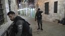 Polisi Israel menembak mati seorang pria yang diduga mencoba mencuri senjata seorang petugas di Kompleks Masjid Al Aqsa, Sabtu (31/3). (AP Photo/ Mahmoud Illean)