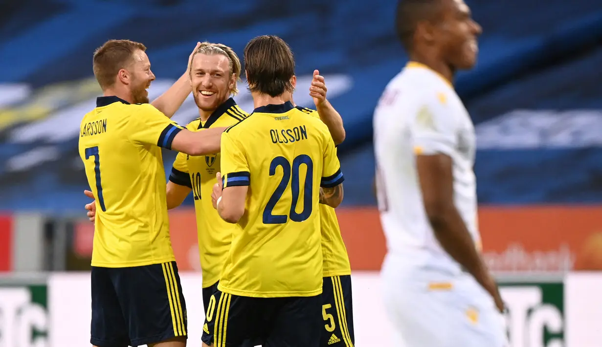 Gelandang Swedia, Emil Forsberg (tengah) melakukan selebrasi dengan rekan setim usai mencetak gol pertama Swedia ke gawang Armenia dalam laga uji coba menjelang berlangsungnya Euro 2020 di Solna, Sabtu (5/6/2021). Swedia menang 3-1 atas Armenia. (AFP/Jonathan Nackstrand)