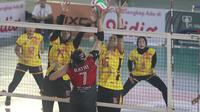 Spike pemain BIN O2C Ratri Wulandari coba diblok pemain TNI AU dalam pertandingan PUL EE Livoli Divisi Utama 2023 di GOR&nbsp;Indoor Stadium Kelapa Dua, Tangerang, Banten, Senin (6/11/2023). (foto: PBVSI)