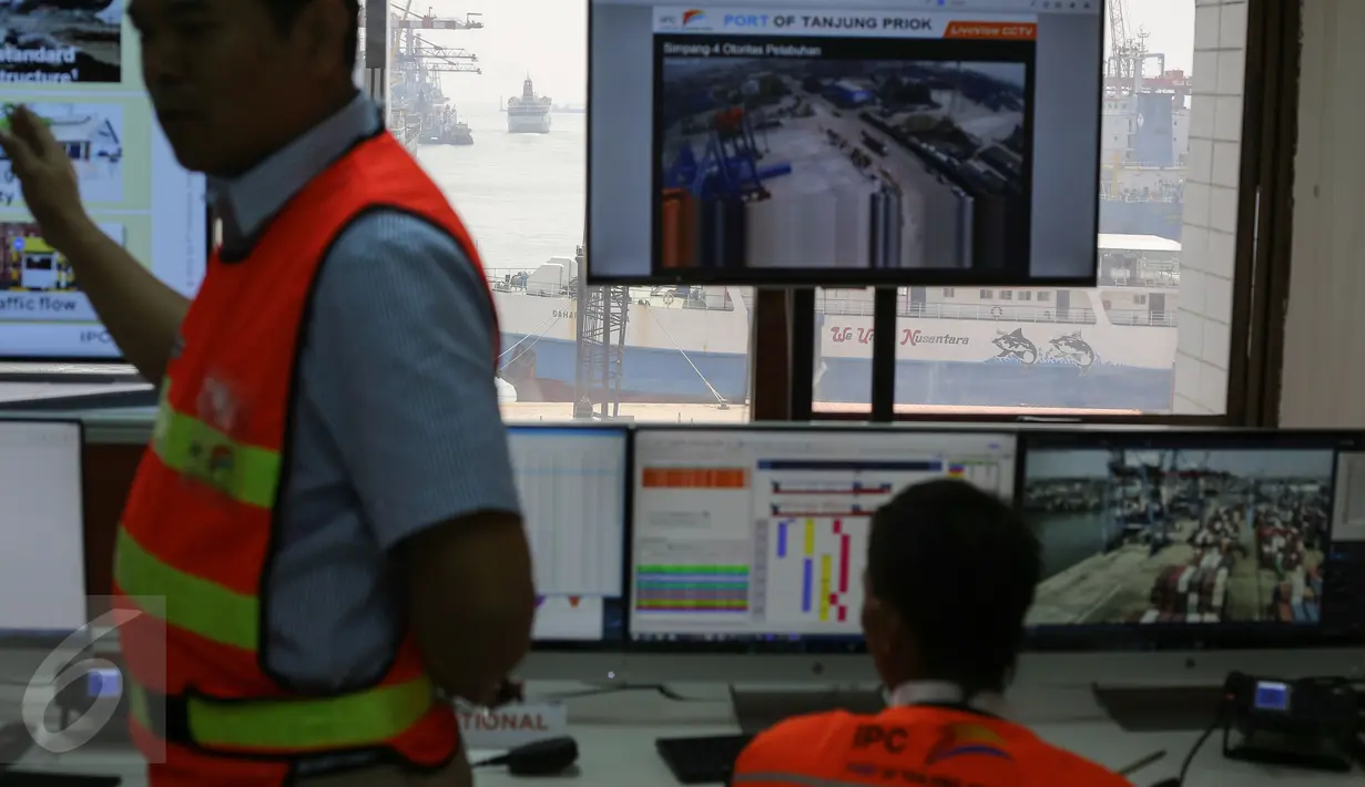 Pekerja saat mengoperasikan Automatic Stacking Crane (ASC) dalam ruang  kontrol dan teknik Indonesia Port Corporation (IPC), Tanjung Priok, Jakarta, Rabu (17/6/2015). (Liputan6.com/Faizal Fanani)