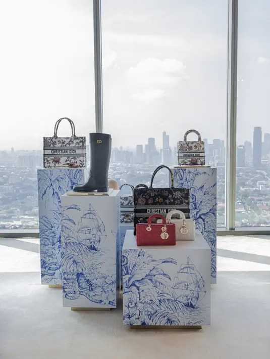 Beberapa produk andalan seperti Dior Book Tote hingga Lady D-Joy Bag kembali hadir dengan variasi material, size dan print./ Foto: dok Dior Indonesia - M Rizki Aditya. @emrizkiaditya.