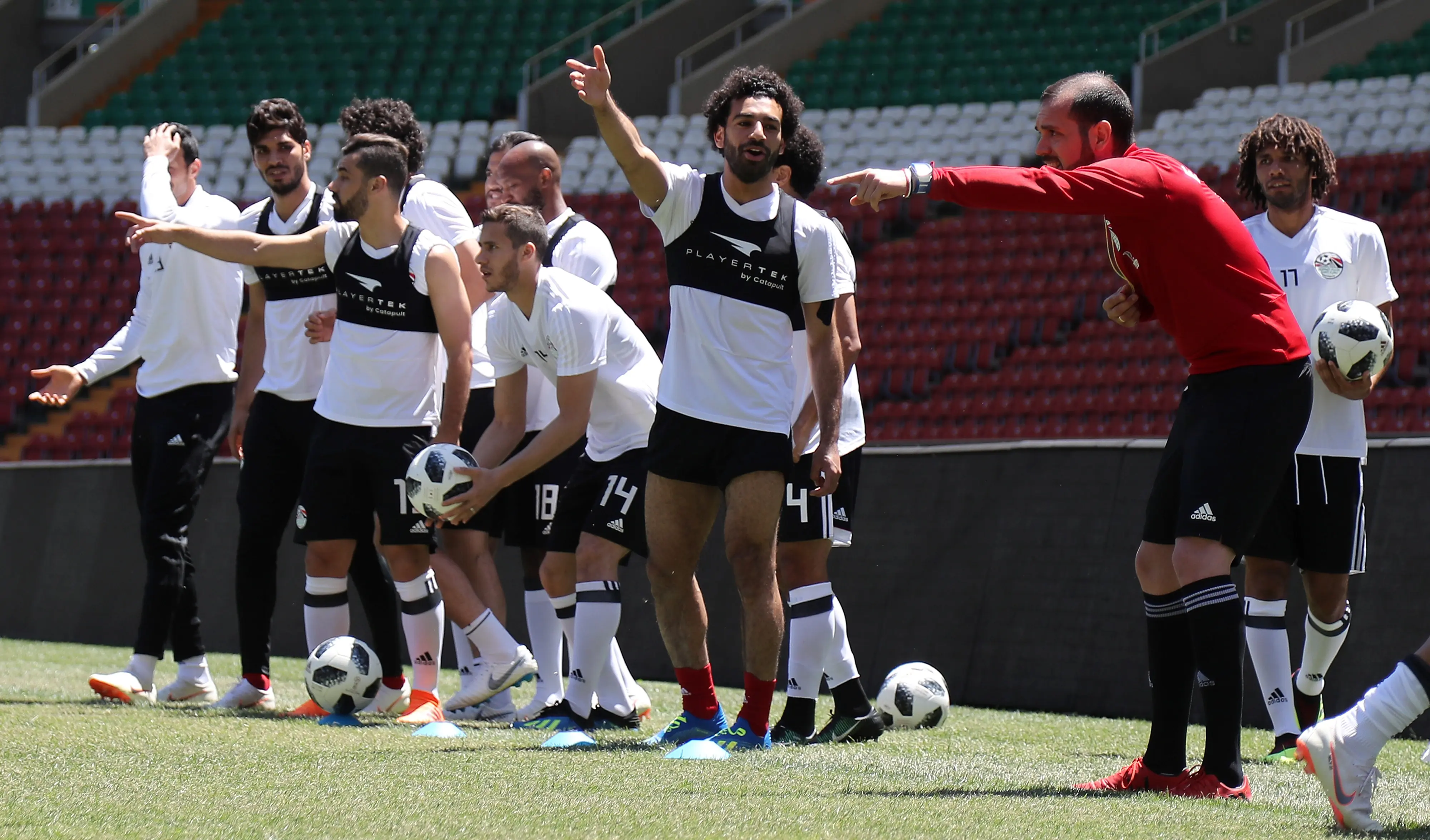 Striker Mesir, Mohamed Salah, mengikuti sesi latihan jelang laga Piala Dunia di Stadion Akhmat, Rusia, Rabu (13/6/2018). Kondisi cedera bahu yang berangsur pulih membuatnya siap tampil di Piala Dunia 2018. (AFP/Karim Jaafar)