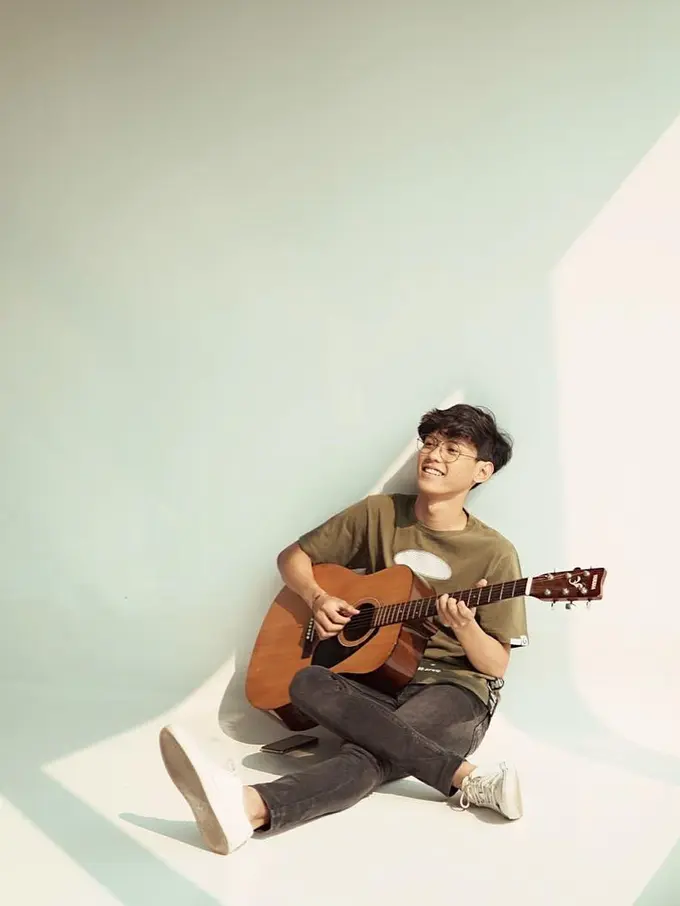 6 Potret Kevin Hugo Peserta Indonesian Idol yang Juga Kekasih Nadine Amizah