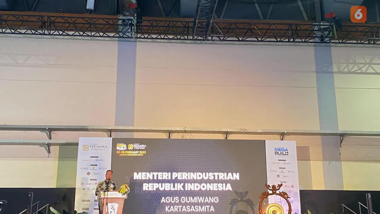 Menteri Perindustrian Agus Gumiwang Kartasasmita berbicara di Pameran dagang industri bahan material bangunan dan keramik Megabuild Indonesia 2023.