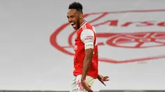 Penyerang Arsenal, Pierre-Emerick Aubameyang berselebrasi usai mencetak gol kedua ke gawang Manchester City pada pertandingan semifinal Piala FA di Wembley di London, Inggris, Sabtu, (18/7/2020). Arsenal menang 2-0 atas City.  (AP Photo/Justin Tallis, Pool)