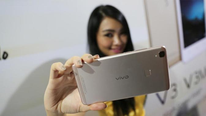 Model selfie menggunakan Vivo V3Max di kawasan SCBD, Jakarta, Kamis (26/05/2016). Liputan6.com/Herman Zakharia