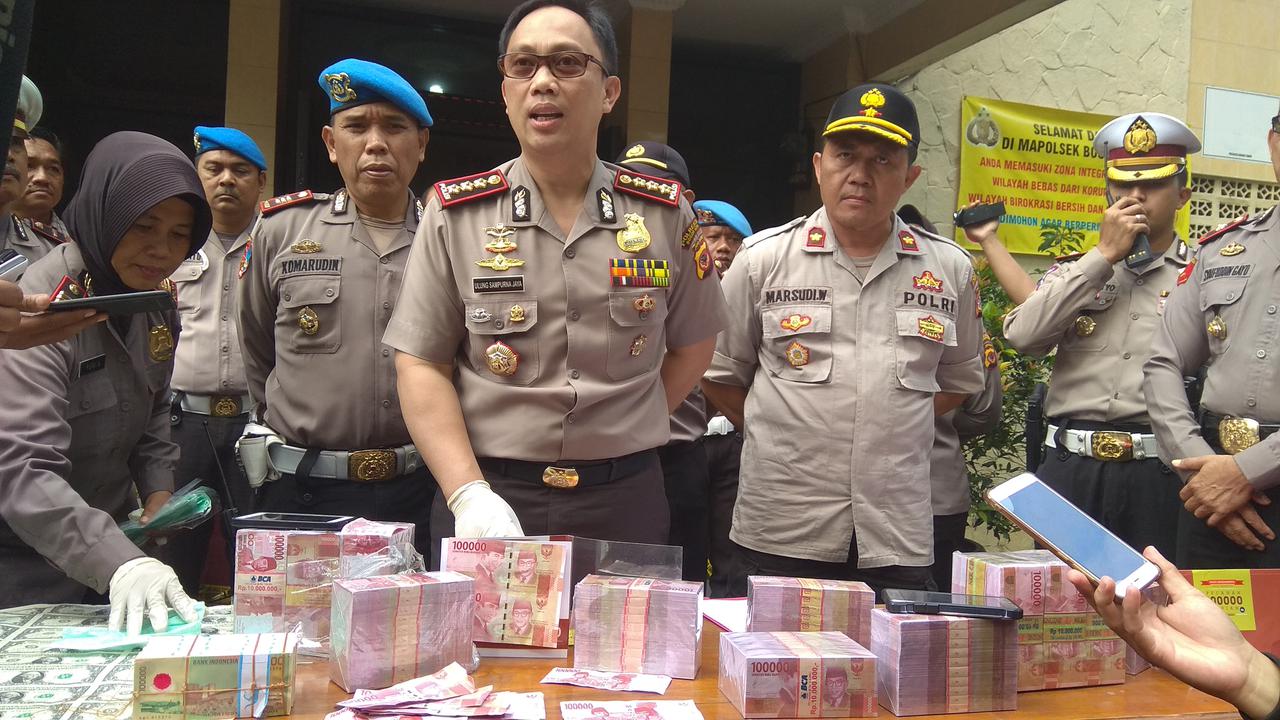 Kapolresta Bogor Kota Kombes Ulung Sampurna Jaya saat konferensi pers pengungkapan uang palsu Rp 1,8 miliar (Liputan6.com/Darno)