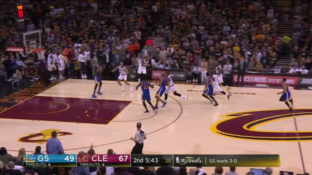 Cleveland Cavaliers menghapus peluang Golden State Warriors meraih trofi dan mencetak rekor NBA dengan mengalahkan GSW 137-116, di Quicken Loans Arena, Cleveland, Ohio, Jumat (9/6/2017)
